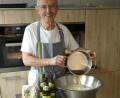 Bild: fpoz
Altbürgermeister Hubert Kellner bei seinem neuen Hobby, dem Brotbacken