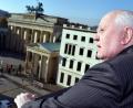 Bild: Jens Kalaene
Der frühere sowjetische Staatspräsident Michail Gorbatschow steht am 8. November 2014 am Pariser Platz in Berlin mit Blick auf das Brandenburger Tor.