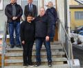 Bild: obe
Bürgermeister Peter König (hintere Reihe, Mitte) und seine Stellvertreter, Zweiter Bürgermeister Oliver Becher (hinten, links) sowie Dritte Bürgermeisterin Ernie Bühl (hinten, rechts) gratulierten Karola und Manfred Hupas zur Neueröffnung ihres Gasthauses "zum fredl".