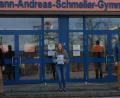 Bild: Tine Fiala/exb
Annika Kleierl (Mitte) zeigt das Bild, nachdem ihr Schulleiter und Lehrer gratuliert hatten.