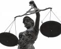 Symbolbild: David-Wolfgang Ebener
Eine Statue der Justitia mit einer Waage in ihrer Hand.
