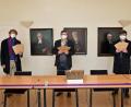 Bild: Andreas Royer
Theo Wißmüller (links), Dekan Karlhermann Schötz (Mitte) und Pfarrer Roland Kurz helfen Bedürftigen mit kostenlosen Masken in Kuverts.