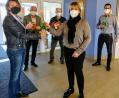 Bild: Birgit Singer-Grimm/exb
Ein florales Dankeschön überreicht (von links): Zweite Bürgermeisterin Birgit Singer-Grimm, Bürgermeister Roland Strehl, Dritter Bürgermeister Hubert Blödt, AWO-Einrichtungsleiterin Andrea Motzel und AWO-Trainee Manuel Schmidt.