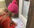 Bild: mld
Ein Mitglied der Kinderfeuerwehr hat eine Station gefunden und notiert das Lösungswort.