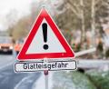 Bild: Julian Stratenschulte/dpa
Auch wenn es das frühlingshafte Wetter zuletzt vergessen ließ: Noch kann es ordentlich glatt werden. Die Polizeiinspektion Oberviechtach meldet einen Glatteis-Unfall, der sich am Wochenende ereignet hat.