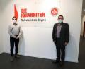 Bild: Julia Eisenhut/exb
René Niedermayer (links) ist neuer Leiter der Johanniter-Notrufzentrale mit Sitz in Regensburg. Martin Steinkirchner hieß ihn willkommen.