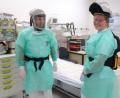 Bild: hka
Schutzkleidung und Helme mit Gebläse-Atemschutz müssen Matthias Bohmann und Marina Ehras tragen beim Umgang mit infektiösen Patienten.
