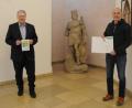 Bild: Christine Hollederer/exb
Im Rahmen der Bauausschusssitzung überreichte Landrat Richard Reisinger an Kreisrat Christian Steger, dem Firmeninhaber von Holzbau Steger, die Urkunde für den Umwelt- und Klimapakt Bayern.