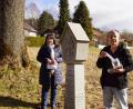 Bild: mmj
Vorsitzender Hans Herrmann und seine Stellvertreteren Birgit Höcherl stellen die Gläser mit Texten von Aussagen Adolph Kolpings an die Kreuzwegstationen zwischen Moorbad und Magdalenakapelle.