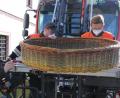 Bild: kro
Das Storchennest wird an der Drehleiter befestigt.