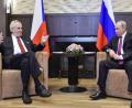 Bild: Vít Šimánek/dpa
Der russische Präsident Wladimir Putin (rechts) und der tschechische Präsident Milos Zeman im November 2017.