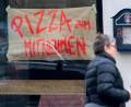 Bild: Peter Kneffel/dpa
Lokal dicht, Kundschaft erwünscht: Im Corona-Lockdown bieten viele Wirte Speisen zum Anholen an oder liefern nach Hause. Oft kommen dabei allerdings Einwegbehälter zum Einsatz.