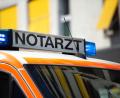 Symbolbild: Lisa Ducret/dpa
Der Schriftzug "Notarzt" steht auf einem Fahrzeug.