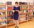Bild: cog
Leseförderung ist Christine Hollweck, der neuen Leiterin der Stadtbibliothek, besonders wichtig. Hier präsentiert sie deshalb ein Jugendbuch.