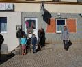 Bild: Eichl
Vor „Murphy´s Pilsstube“ hängt der Osterhasen-Briefkasten, in den bis zum 31. März die Kunstwerke eingeworfen werden können; im Bild der Zweite Bürgermeister Holger Bannert, Andrea Egner, Anna und Ludwig Wünsche, Hans-Peter „Murphy“ Gruber, Pamela Wünsche (von links).