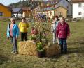 Bild: rkp
Den Osterbaum geschmückt haben Gabi Hörmann, Elfriede Schnellbögl, Angelika Failer und Elvira Köppl vom GOV Thanstein. Nicht auf dem Bild sind Rebecca Köppl und Maria Simbeck; sie hatten die Osterhasen mitgestaltet.