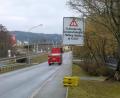 Bild: bkr
Auf die Verkehrsbeschränkung machen – wie hier in der Bahnhofstraße – Hinweistafeln aufmerksam. Im Hintergrund der örtliche Teil der Bauunternehmung Markgraf, die für die Straßenbaumaßnahme auch den Zuschlag erhalten hat.