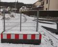 Archivbild: ref
Knapp zwei Wochen stand im Januar der Pflanztrog mit Rankgitter in der Dostlerstraße, der für die Stadt Amberg den Ausweg aus dem abrechnungstechnischen Dilemma hätte bedeuten können. Dann verschwand er nach einer Entscheidung des Verwaltungsgerichts Regensburg wieder. Und aller Wahrscheinlichkeit nach wird er jetzt nicht mehr auftauchen.