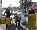 Bild: dob
Vohenstrauß hat am unteren Markt, gegenüber des ehemaligen Standorts, einen weiteren Postbriefkasten bekommen. Als Musikant Horst Peugler (Mitte) zur Freude von Initiator Bernd Koller (rechts) dazu aufspielte, radelte auch noch zufällig Postbote Patrick Habermann (links) vorbei. Den Standort wählten die Verantwortlichen der Post zusammen mit Bürgermeister Andreas Wutzlhofer aus, der den offiziellen Antrag der Stadt stellte.