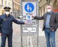 Bild: Susanne Schwab, Stadt Amberg/exb
Oberbürgermeister Michael Cerny (rechts) und Polizeidirektor Thomas Lachner appellieren an Bürger, die seit 27. Februar in der Innenstadt geltende Maskenpflicht einzuhalten.