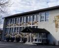 Bild: stg
Direkt neben dem ehemaligen Schulhaus soll die Zentrale mit dem Hackschnitzellager errichtet werden.