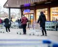 Bild: Hauke-Christian Dittrich/dpa
Zahlreiche Kunden warten auf die Öffnung einer Filiale von Aldi in Hannover. Der Discounter bietet nun Corona-Schnelltests zu Verkauf an.