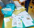 Bild: njn
Liebevoll packen die Erzieherinnen die Frühlingsüberraschung für die Kinder zusammen.