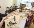 Bild: Petra Hartl
Gerade Familien mit Kindern, aber auch vielen älteren Leuten ist ein geweihtes Frühstück zu Ostern wichtig: Karin Bings (links) von Hl. Dreifaltigkeit hatte die Idee, wie man es auch ohne den nicht für alle möglichen Besuch der Osternachtsfeier bekommt, und zeigt hier schon mal mit ihrer Familie, wie das aussehen kann.