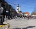 Bild: kro
Der obere Marktplatz bildete die Kulisse für die "Querdenker"-Demo. Die Polizei sprach am Ende von insgesamt rund 100 Demonstranten.