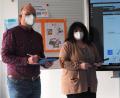 Bild: soj
Siegfried Dötterl (rechts), IT-Berater der beiden Schulen, wies Schulleiter Alexander Köstler (links) und die Referentin für digitale Bildung im Landkreis, Lehrerin Jessica Plannerer, in die Neuigkeiten rund ums W-Lan-Netz ein.