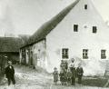 Archivbild: akp
Die Leute in Gleiritsch waren "Häusler". Die Aufnahme aus den 1930er Jahren zeigt ein typisches Anwesen, von denen es damals viele gab. Im Bild ist das "Stocklweberhaus" zu sehen. Die Kinder tragen alle keine Schuhe, die Eheleute haben selbst gefertigte Holzschuhe an, die meist in den Wintermonaten hergestellt wurden. Neben dem Hauseingang befand sich im Regelfall der Stall, in der Nähe der Misthaufen mit Toilettenhäuschen.