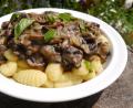 Bild:  Miriam Lill/exb
Die Gnocchi serviert Miriam Lill mit einer Soße aus Champignons und Steinpilzen.