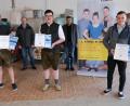 Bild: usc
Max Kratzer, Lukas Scharl und Stefan Birner (vorn, von links) wurden für Bestleistungen bei der Abschlussprüfung der Elektroniker der Energie- und Gebäudetechnik ausgezeichnet. Dahinter (links) Marko Hägler, in dessen Betrieb Stefan Birner gelernt hat, und Georg Wittmann (rechts), stellvertretender Innungsobermeister.