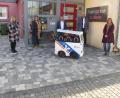 Bild: bk
Die Ausfahrt mit dem Kinderbus kann beginnen: Bei der Übergabe am Kindergarten (von rechts): Leiterin Christine Götz, Geschäftsstellenleiter Michael Liedl und Prokurist Helmut Forster von der Raiffeisenbank sowie die Erzieherinnen Susanne Graf und Sonja Hackner.
