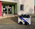 Bild: Raiffeisenbank Auerbach-Freihung eG/exb
Der Marienkindergarten in Auerbach hat von der Raiffeisenbank einen elektrobetriebenen Cabrio-Kinderbus im Wert von 5.300 Euro bekommen.