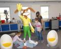 Bild: pop
Mit Luisa und Frieda hat Projektleiterin Tanja Bauer fleißige Helferinnen für die Aktion „Hallo Hase“. Aufgestellt wird der Hase in der Grünanlage beim Hirschwaldkunstwerk, wenn es das Wetter und die Corona-Situation zulassen, soll am Dienstag, 16. März, geschehen.