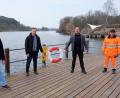 Bild: do
Die Übergabe des rot-weißen Rettungsringes durch Bürgermeister Marcus Gradl (Zweiter von links) hatte Symbolkraft. Künftig wird die Sicherheitsfirma von Florian Meier (Zweiter von rechts) die Badeaufsicht im Freibadbereich des größten Naturmoorbades Nordbayerns übernehmen. Mit im Bild: VG-Personalleiter Alexander Roth (links) und stellvertretender Bauhofleiter Helmut Schuster (rechts).