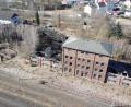 Bild: August Beer
Gerne als künftiges Gewerbegebiet gesehen, das Bahnbetriebswerk Weiden, das längst zu einer Ruinenlandschaft mit Altlasten geworden ist. Links (im weißen Gebäude) war einst die Kabine und die Verwaltung. Nur noch zu erahnen ist der ehemalige Lokschuppen mit der Drehscheibe. Rechts im roten Gebäude logierte die Lokleitstelle. Im Hintergrund die Straße "Hinterm Rangierbahnhof".