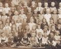Repro: soj
Die historische Fotografie wurde um 1943 neben dem Kirchenschiff bei der Mariengrotte aufgenommen und zeigt 62 Kinder, die im Ebnather Kindergarten von zwei Niederbronner Schwestern betreut wurden. Darunter befindet sich auch die Großmutter von Tobias Damberger, Marianne Kuhbandner (zweite Reihe von oben, fünftes Kind von links), die sich auch heute noch gerne an Schwester Maria Martha (links) erinnert, der Name der anderen Schwester (rechts) ist ihr leider entfallen.