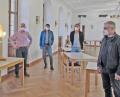 Bild: Yvonne Busch/exb
ZEN-Projektleiter Karl-Heinz Hofbauer erklärt Bürgermeister Hans Ram, Drittem Bürgermeister Roland Müller, Klimaschutzkoordinator Joachim Scheid und Gemeinderatsmitglied Eichenseer (von links) im Wittelsbacher Saal, wie sich LED-Leuchten unterscheiden.