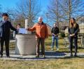 Bild: bey
Herbert Putzer, Vorsitzender der Kinderkrebshilfe Oberpfalz Region Nord (Mitte) freut sich über die Spende von 1000 Euro, die ihm Silke Winter, Maximilian Wolf, Andrea Krämer (von links) und Fabiola Balk und Daniel Neuber (von rechts) als Spende der KLJB, des Obst- und Gartenvereins und die Feuerwehr Burkhardsrieth übergeben.