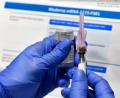 Bild: Hans Pennink/dpa
Eine Krankenschwester bereitet eine Spritze mit einem Impfstoff der US-Biotech-Firma Moderna gegen Covid-19 vor.