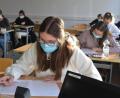 Bild: Stefan Weiß/exb
Trotz geschlossener Schulen aufgrund des hohen Inzidenzwertes im Landkreis Wunsiedel können die Schüler der Abschlussklassen der Beruflichen Oberschule ihre notwendigen schriftlichen Leistungsnachweise absolvieren. Hier schreibt die 13. Jahrgangsstufe der FOS/BOS Marktredwitz eine Kurzarbeit im Fach Deutsch.