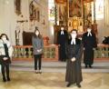 Bild: fpoz
In der alten Kirche Sankt Sebastian wurde Klaus Tillmann zum Vikar bestellt. Im Bild von links: Teresa Tanner, Heike Haushahn, Pfarrerin Cornelia Kraft, Vikar Klaus Tillmann, Pfarrer Andreas Kraft und Vertrauensmann Hubert Haensel.