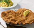 Bild: Eisenhut Mayer/dpa
Für das Schnitzel von „Figlmüller“ wird nur Fleisch von der Schweinskarreerose verwendet und dann hauchdünn geklopft. Für die Panade werden Brösel von einer Kaisersemmel verwendet.