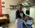 Bild: sl
Der „Lindenwirt“, der Maier Alfons, der trotz Geburtstag und Pandemie fast täglich an seinem Herd steht und vor allem die „nicht kleinen Schnitzel“ zubereitet.