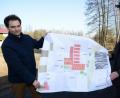 Bild: bey
Ein großes Vorhaben braucht auch eine großen Plan, deshalb der Abstand zwischen Bürgermeister Sebastian Hartl (links) und dem Planer Josef Schöberl aus Parkstein bei der Besprechung auf dem zu bebauenden Areal hinter dem Naabtalhaus.