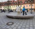 Bild: ws
Der "Karpfenbrunnen" am Tirschenreuther Marktplatz mit einer "Zweitverwendung".