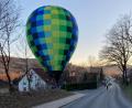 Bild: Polizei Hersbruck
Kein alltägliches Bild: Ein Heißluftballon ist am Sonntag mitten in Pommelsbrunn gelandet.