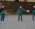 Bild: jr
1000 Euro für Pflegemaßnahmen auf dem Sportgelände des SV Mitterteich überreichten Fördervereins-Vorsitzender Florian Greim (rechts) und sein Stellvertreter Tobias Seitz (links) an den SV-Vorsitzenden Roland Eckert.